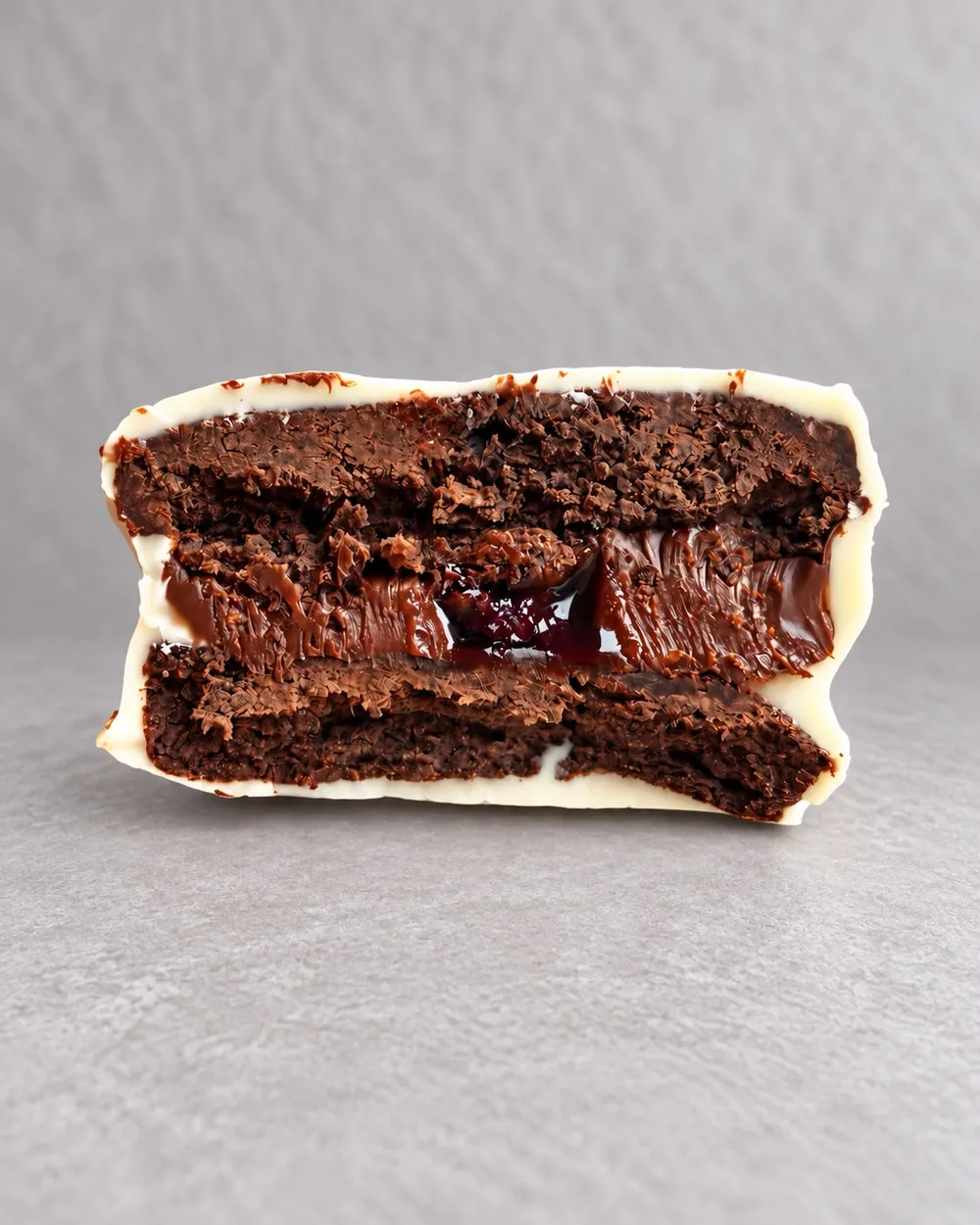 Alfajor de chocolate, Nutella y frutos rojos, con cobertura de chocolate blanco