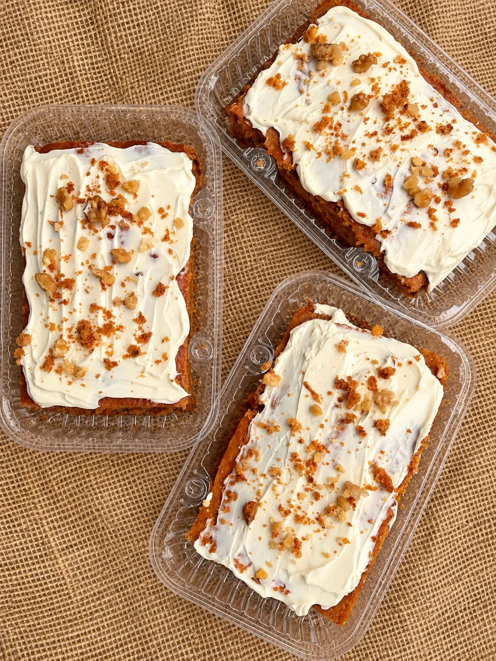 Porciones de carrot cake con frosting y nueces