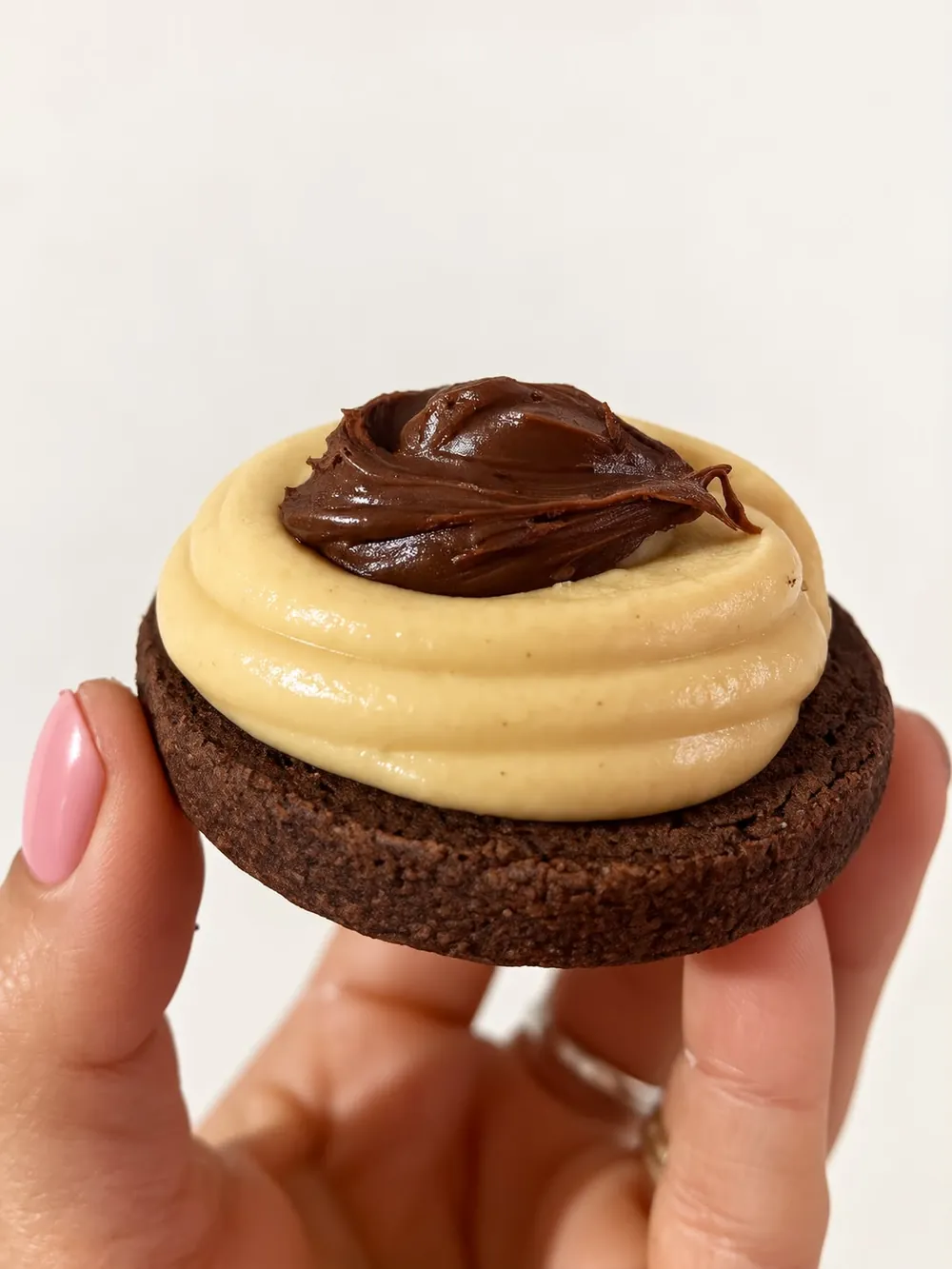 Galleta de chocolate con crema y ganache