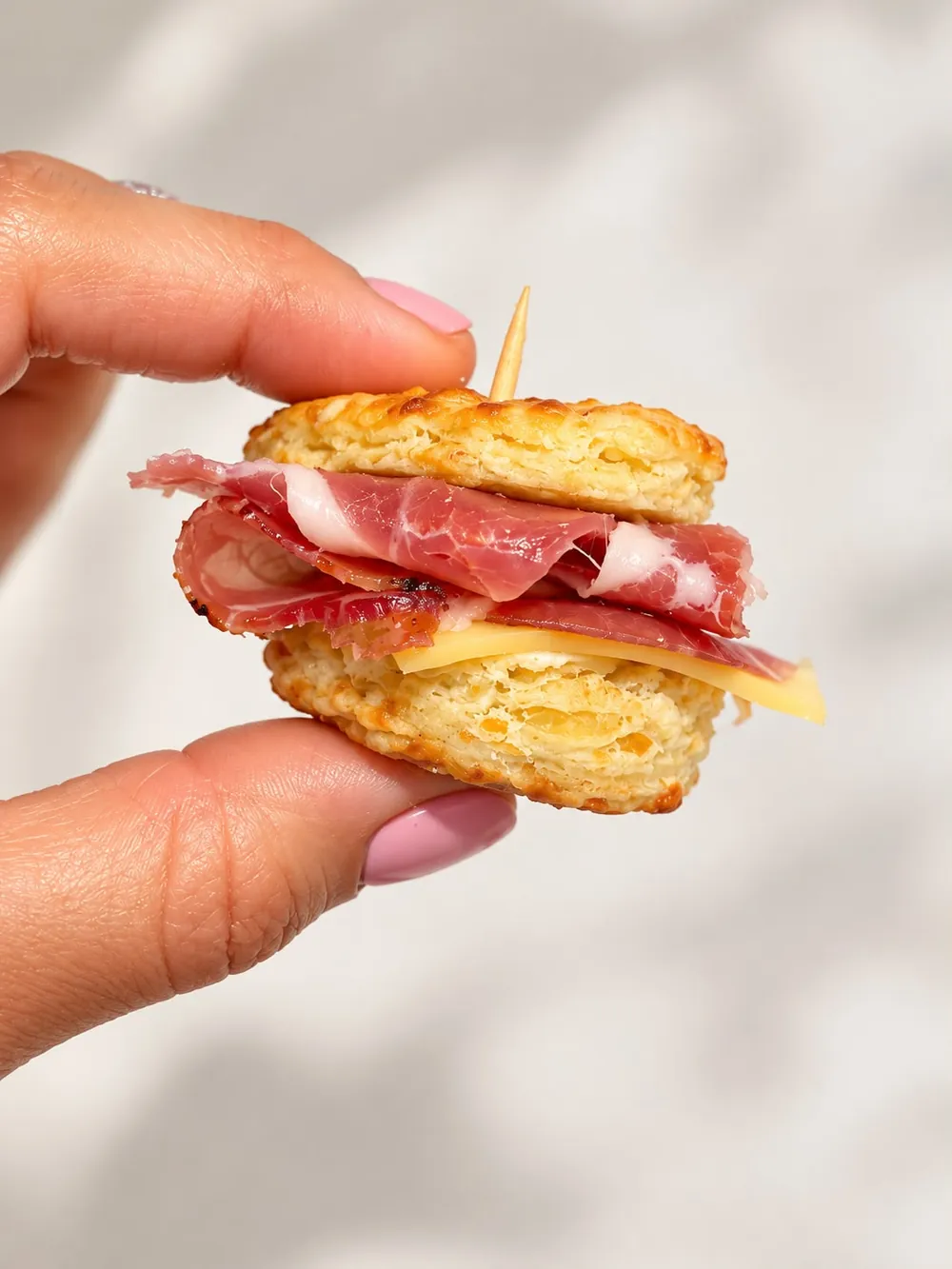 Mini scon relleno de jamón crudo y queso