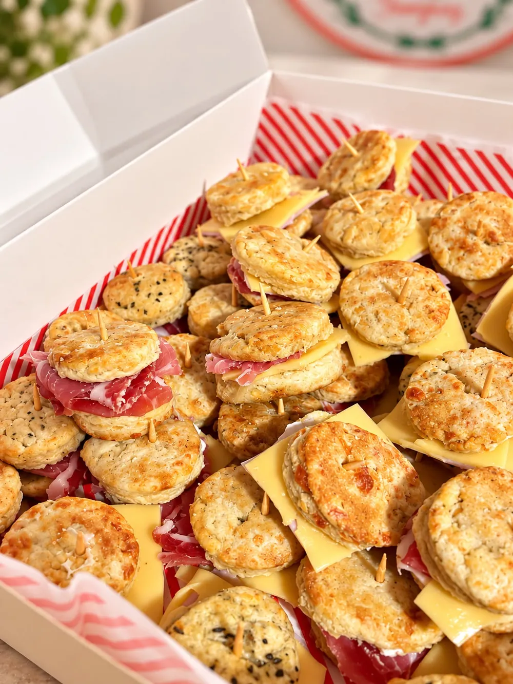 Caja de mini scones rellenos de jamón y queso
