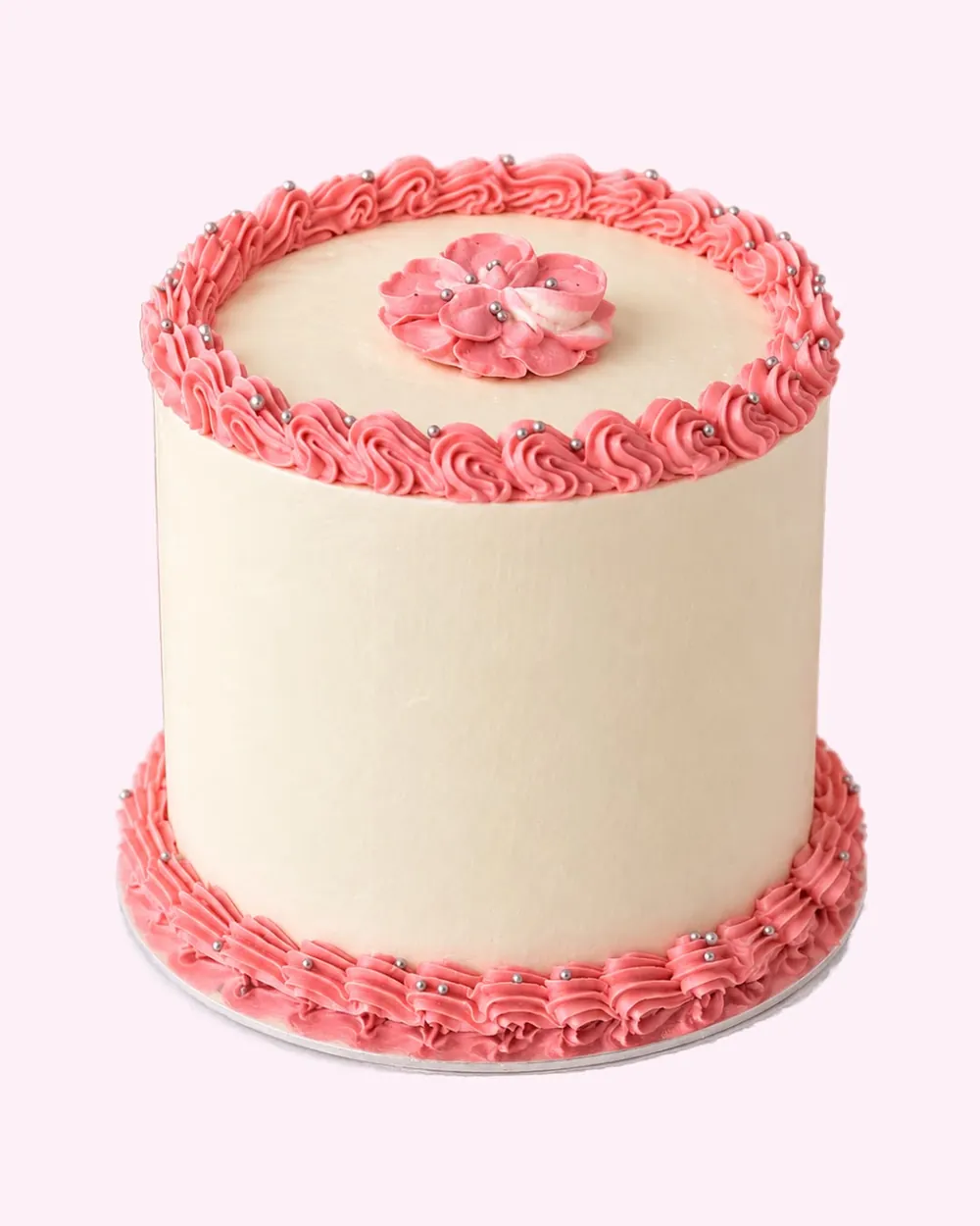 Torta blanca decorada con crema rosa